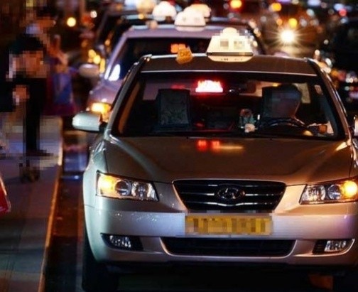 7) 택시 
 
택시 기사로 위장하거나 사전에 미리 계획을 짠 일당들이 특정한 택시에 합승해 납치하는 방식.
 
실제로 지난 2008년에는 한 30대 남성이 택시 기사로 위장해 서울 마포구 홍대입구역에서 탑승한 여성 2명을 납치한 사건이 발생.