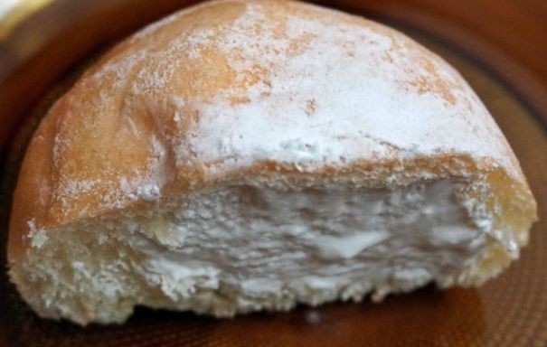 가격 : 2,000원~2,800원

일정수량만 팔고있는 소금크림빵!

꽉 차있는 크림이 빵의 맛을 잡아주며 부드럽게 발효된 빵은 식감을 높인다