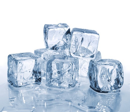 ■ 얼음 = 얼음을 씹어먹으면 치아에 금이 생길 수 있다. 딱딱한 얼음을 씹어 먹다 보면 치아에 반복적으로 무리하게 힘이 가해지고 턱관절에도 좋지 않다.