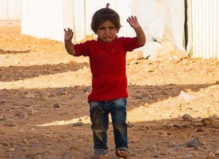 사진작가는 한 아이를 촬영하려다 `아이가 취한 포즈`를 보고 눈물을 흘릴 수밖에 없었다.
 
지난 2015년 세계인의 마음을 아프게 한 사진이 있다. 해당 사진은 독일 적십자 소속의 사직작가 르네 숄트호프가 난민 캠프에서 촬영한 것이다.