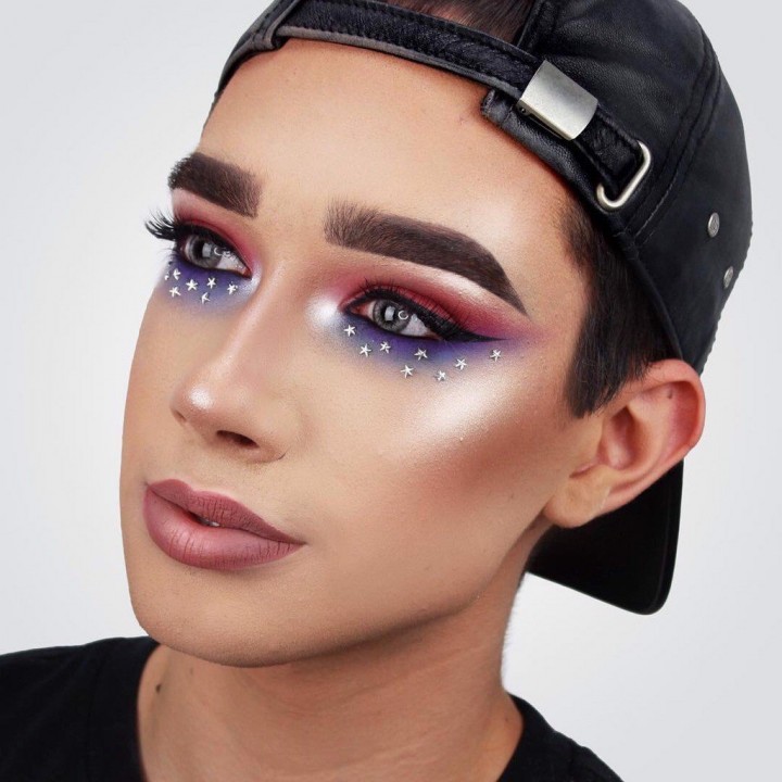 James Charles
1999년생
메이크업 배운 적 없이 독학했다고 함