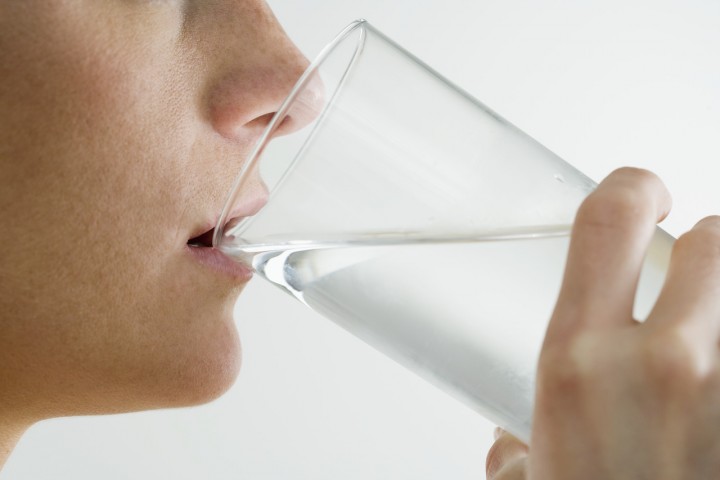 1. 물 마시기

물은 최고의 숙취해소! 알코올 분해를 돕고 위장에 부담도 없으며 탈수 현상을 예방함.