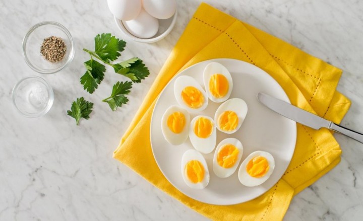 9. 계란 먹기

계란에는 알코올 분해에 필수적인 아미노산, 메티오닌이 풍부. 메티오닌은 숙취해소 음료의 주성분이라고 함.