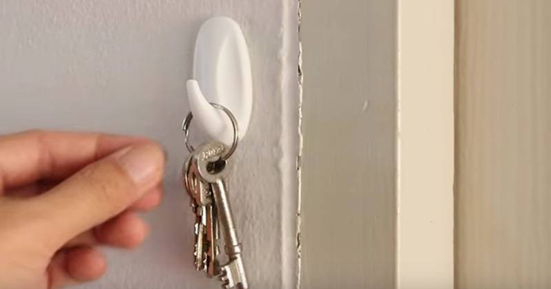 3. 열쇠 고리 거는 고리 

건망증이 심한 경우라면 한 번쯤 시도해보는 방법이죠. 문 옆에 접착 고리를 붙여두기만 하면 열쇠를 찾기도 쉽고, 두고 나갈 일도 없어집니다.