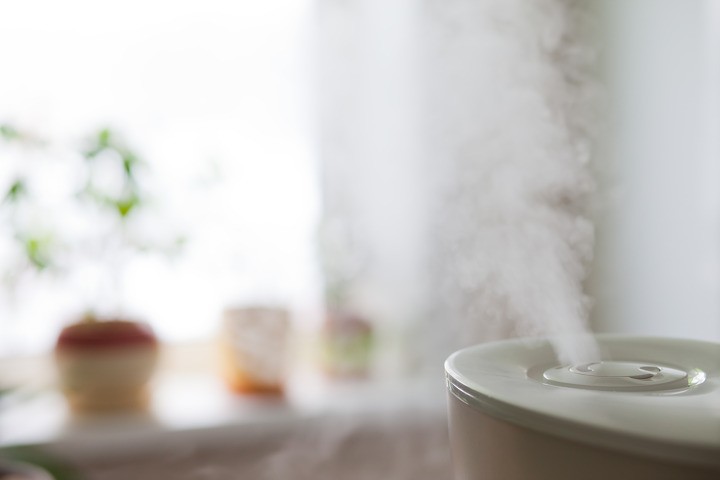 3.적정한 습도 (40~60%) 유지하기

건조한 환경에서는 실내 미세먼지 발생이 높아져요. 

젖은 수건 널기, 그릇에 물 받아놓기, 가습기 등을 이용하면 적정한 실내 습도를 유지할 수 있어요!